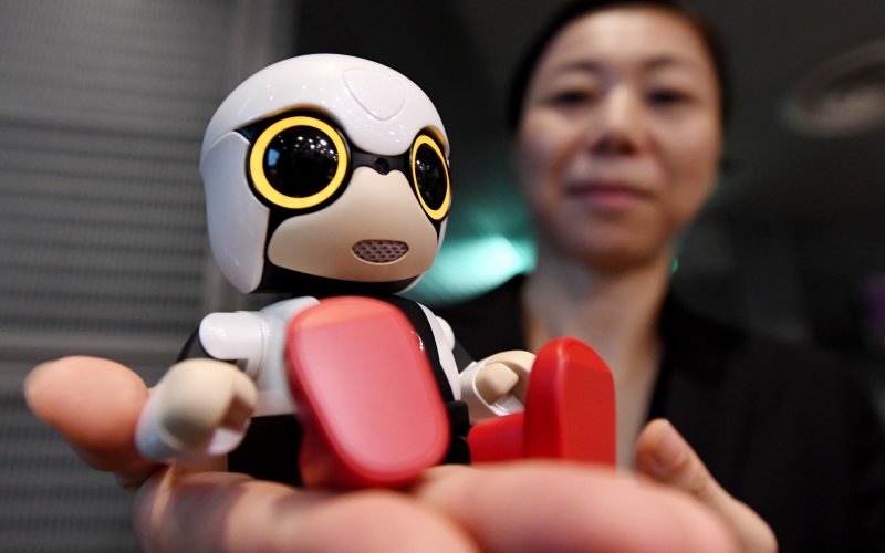 toyota-made-a-tiny-robot-to-sit-with-japanese-drivers