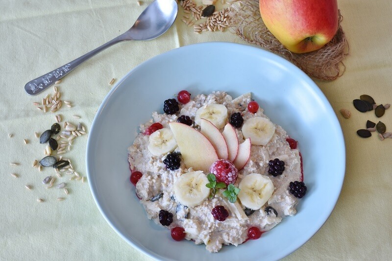 a plate of cauliflower oatmeal with fruit topping for type 2 diabetics