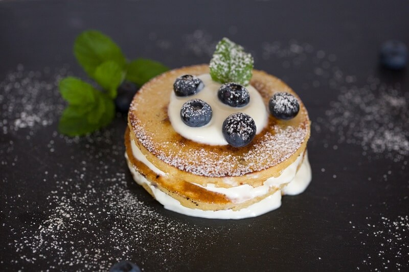 high-protein pancakes with blueberry and vanilla powder topping for type 2 diabetics