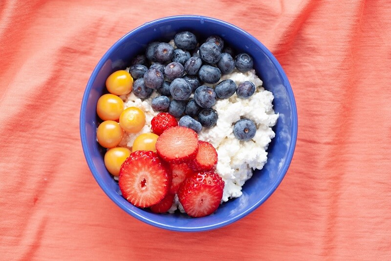 a bowl with whipped cottage cheese, strawberry and blueberries for type 2 diabetics